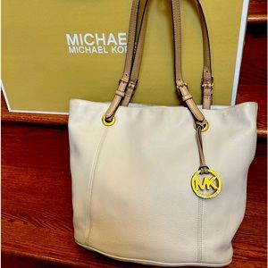 Michael Kors Jet Set Pebble Grain Leather Tote
